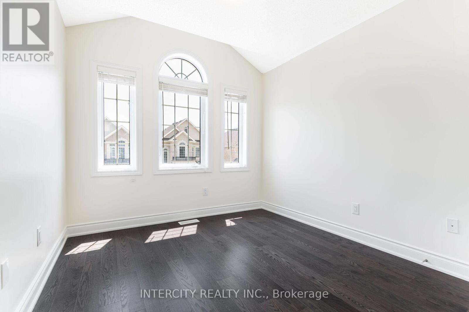Photo 32 of 40 Donald Stewart Road, Brampton ON