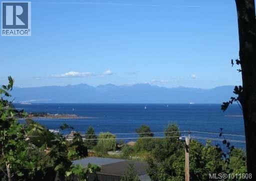 Photo 3 of 911 Haliburton St, Nanaimo BC