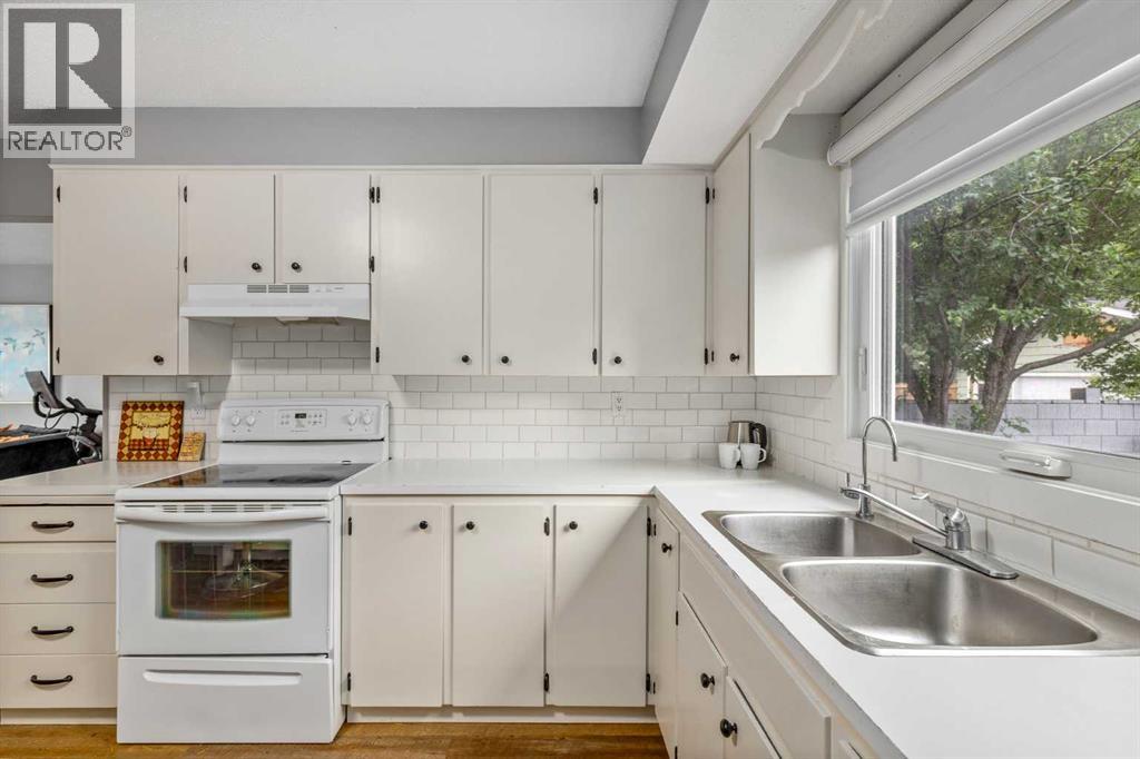 Photo 12 of 10003 Oakfield Drive Sw, Calgary AB