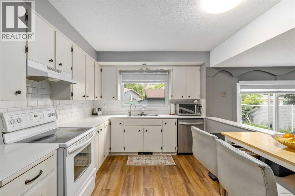 Photo 13 of 10003 Oakfield Drive Sw, Calgary AB