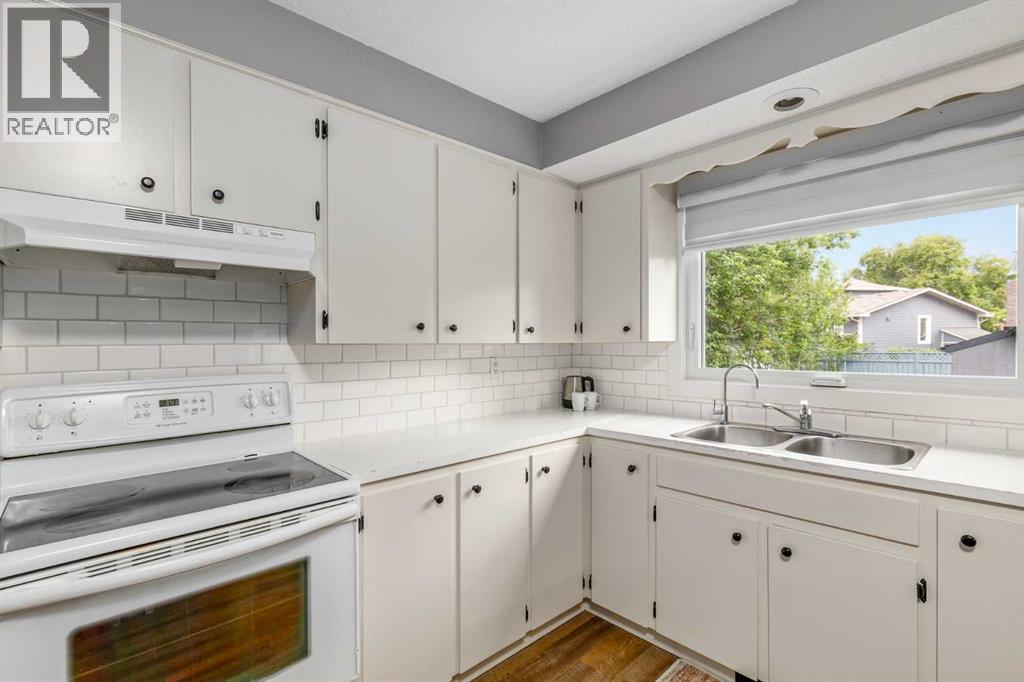 Photo 11 of 10003 Oakfield Drive Sw, Calgary AB