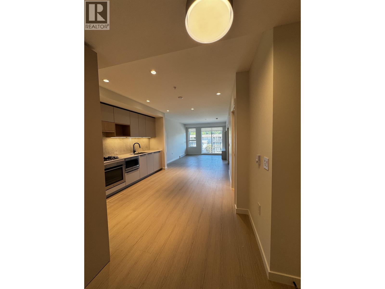 Photo 8 of 305 2015 St Johns St, Port Moody BC