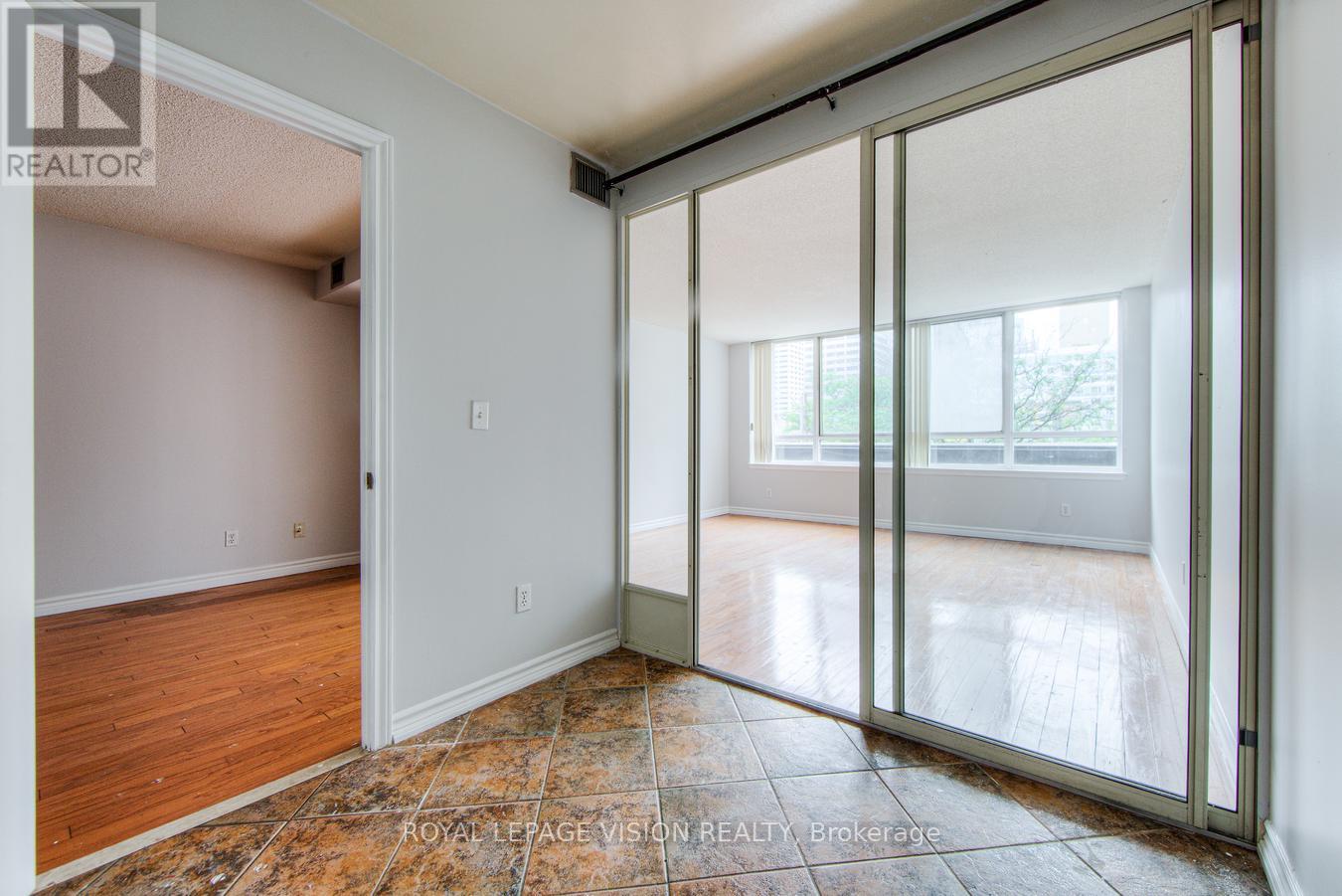 Photo 11 of 216 633 Bay Street, Toronto ON