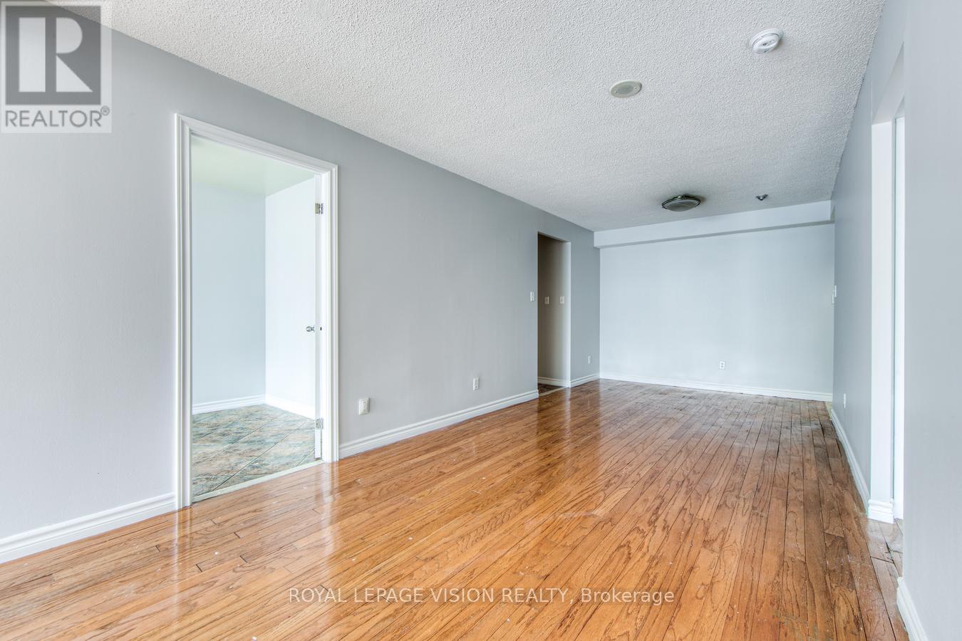 Photo 14 of 216 633 Bay Street, Toronto ON