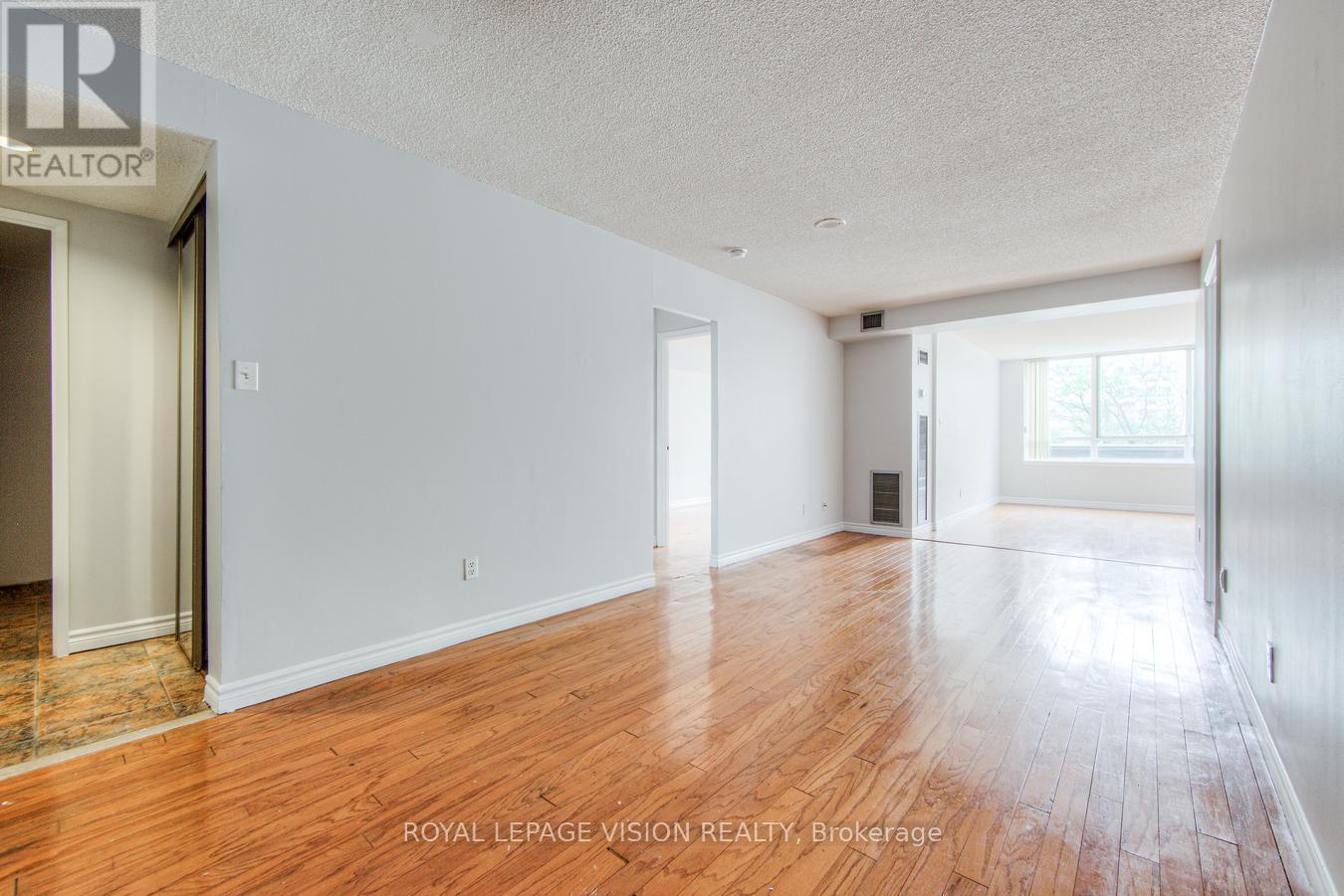 Photo 15 of 216 633 Bay Street, Toronto ON