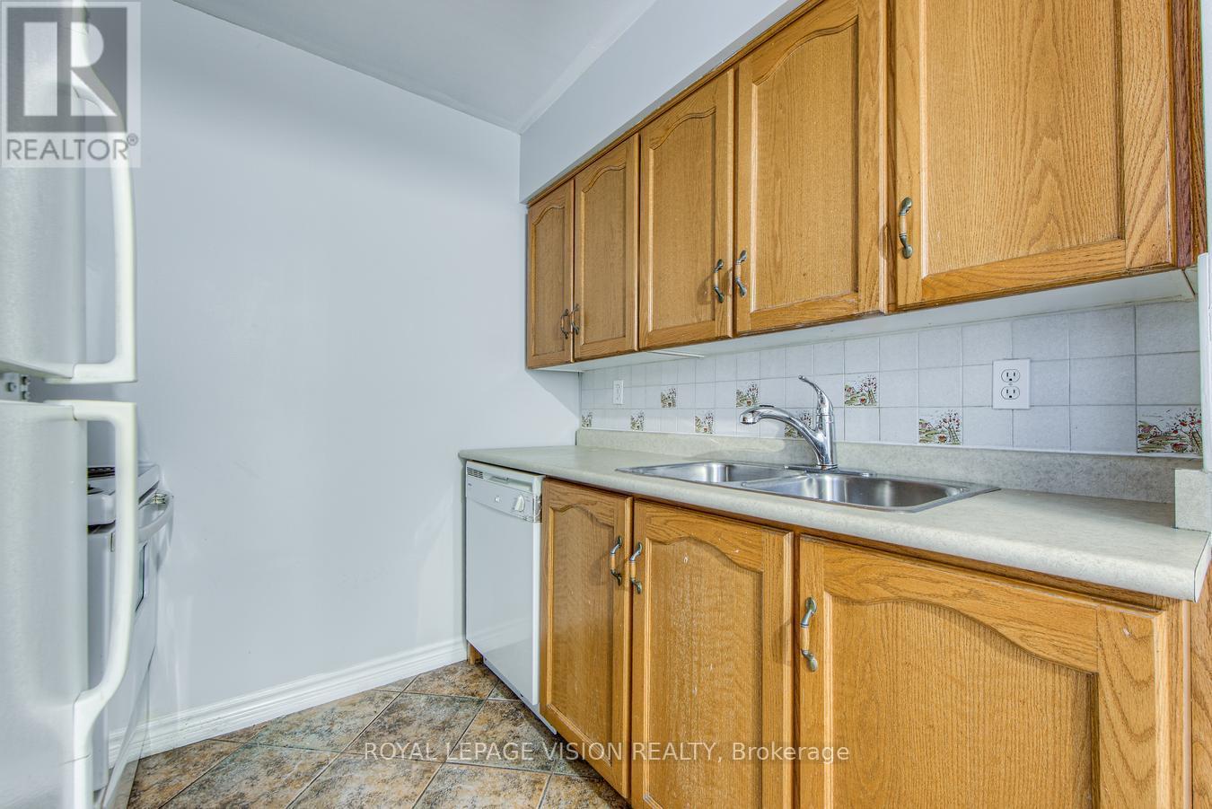 Photo 19 of 216 633 Bay Street, Toronto ON
