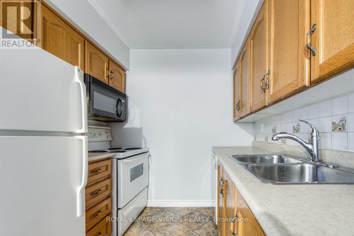 Photo 20 of 216 633 Bay Street, Toronto ON