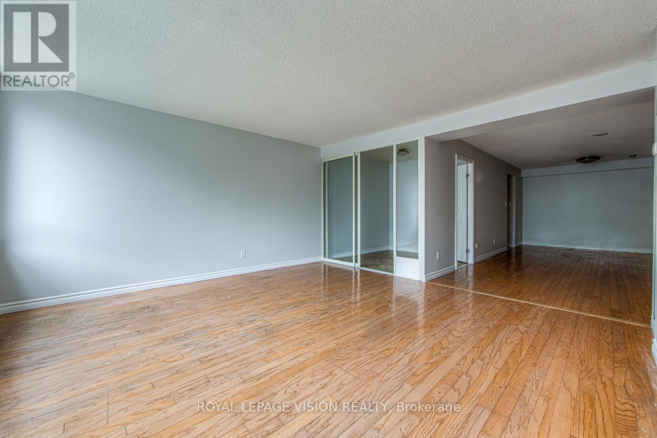 Photo 7 of 216 633 Bay Street, Toronto ON