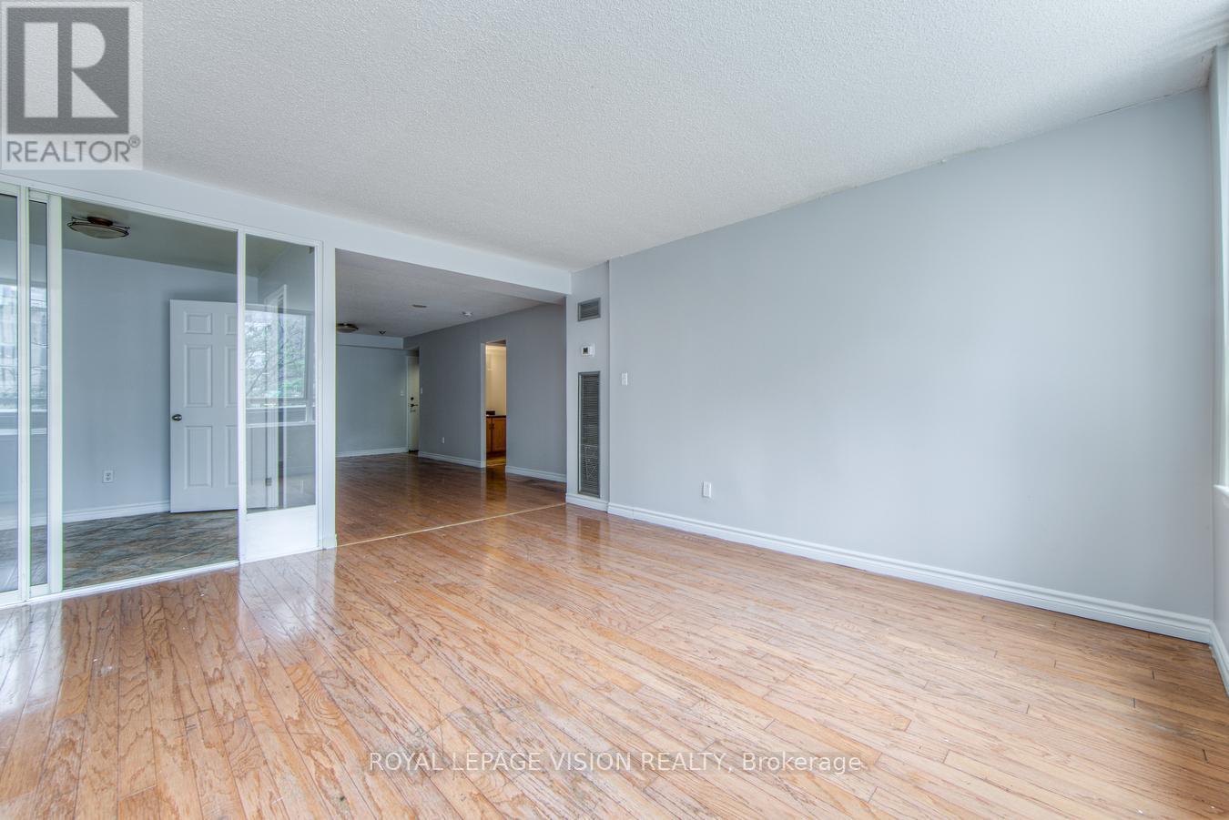 Photo 8 of 216 633 Bay Street, Toronto ON