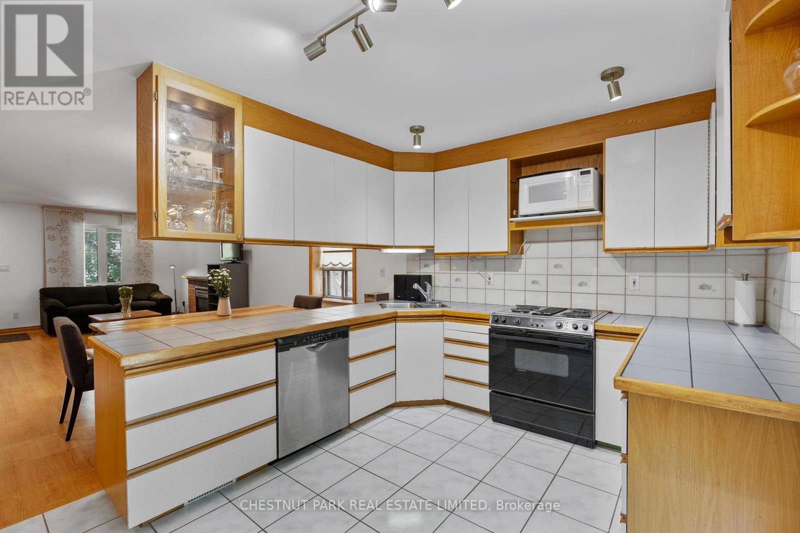 Photo 31 of 23 Edith Drive, Toronto ON