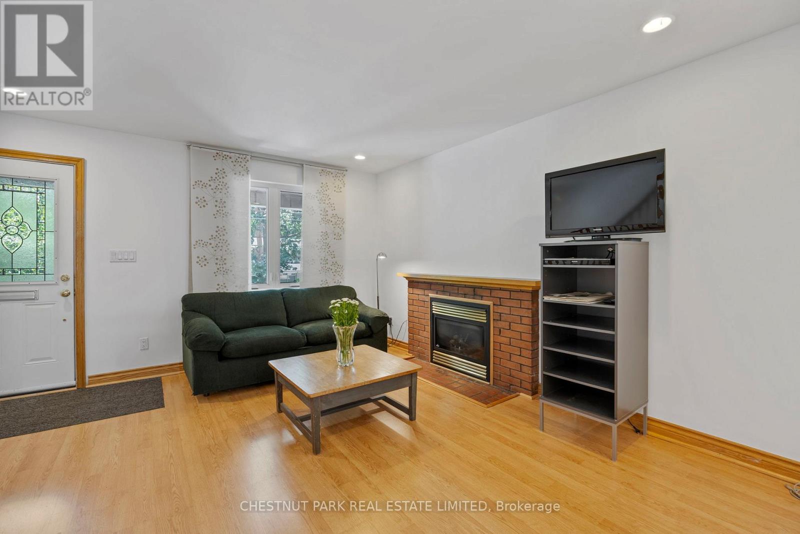 Photo 10 of 23 Edith Drive, Toronto ON