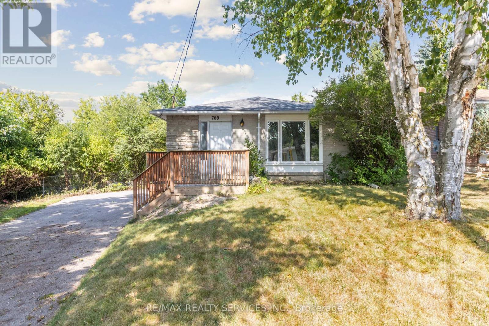 Photo 11 of Entire Property 769 Greenfield Crescent, Newmarket ON
