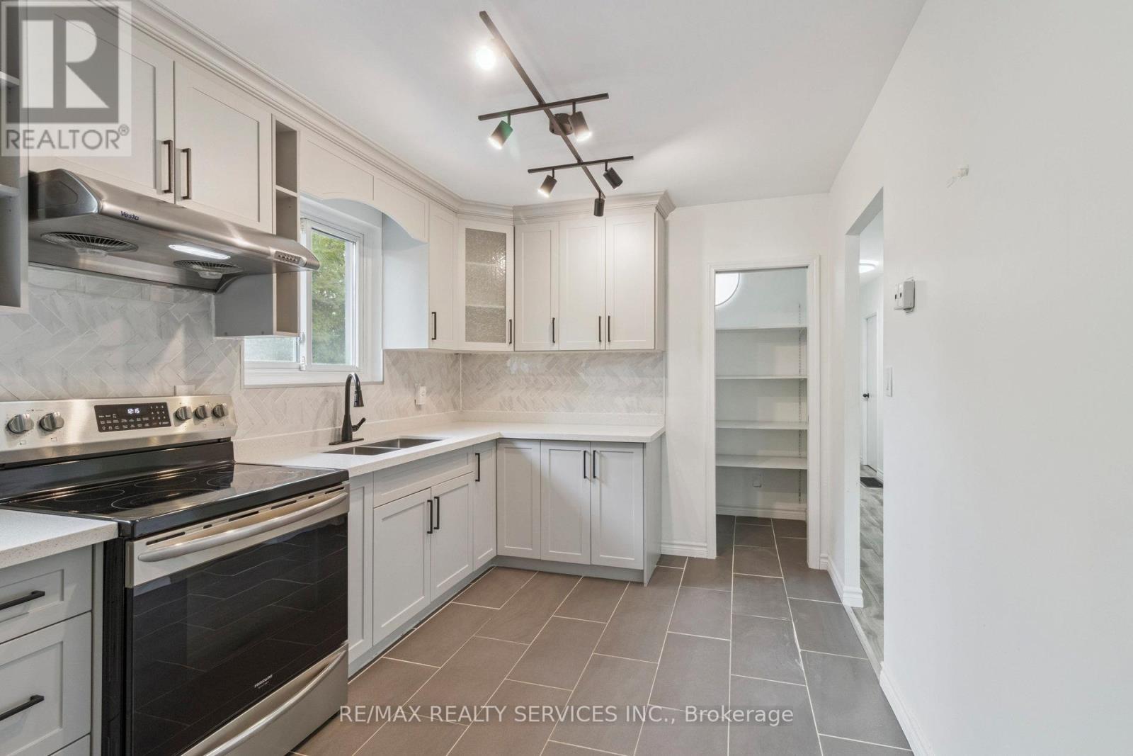 Photo 18 of Entire Property 769 Greenfield Crescent, Newmarket ON