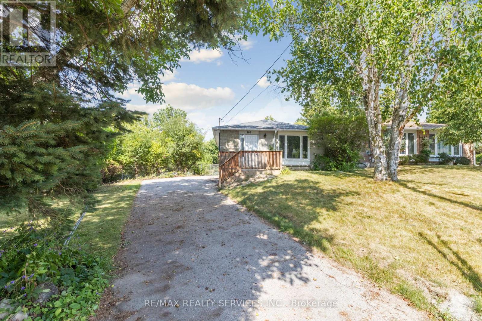 Photo 12 of Entire Property 769 Greenfield Crescent, Newmarket ON