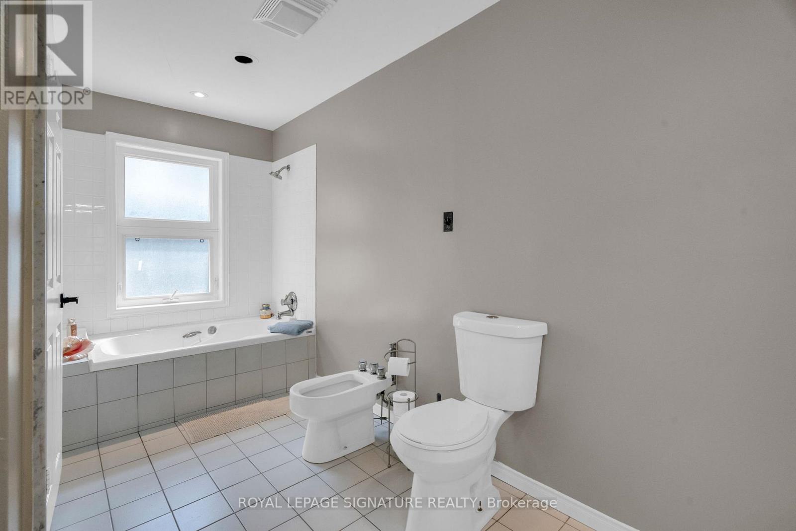 Photo 23 of 34 Barclay Court, Markham ON
