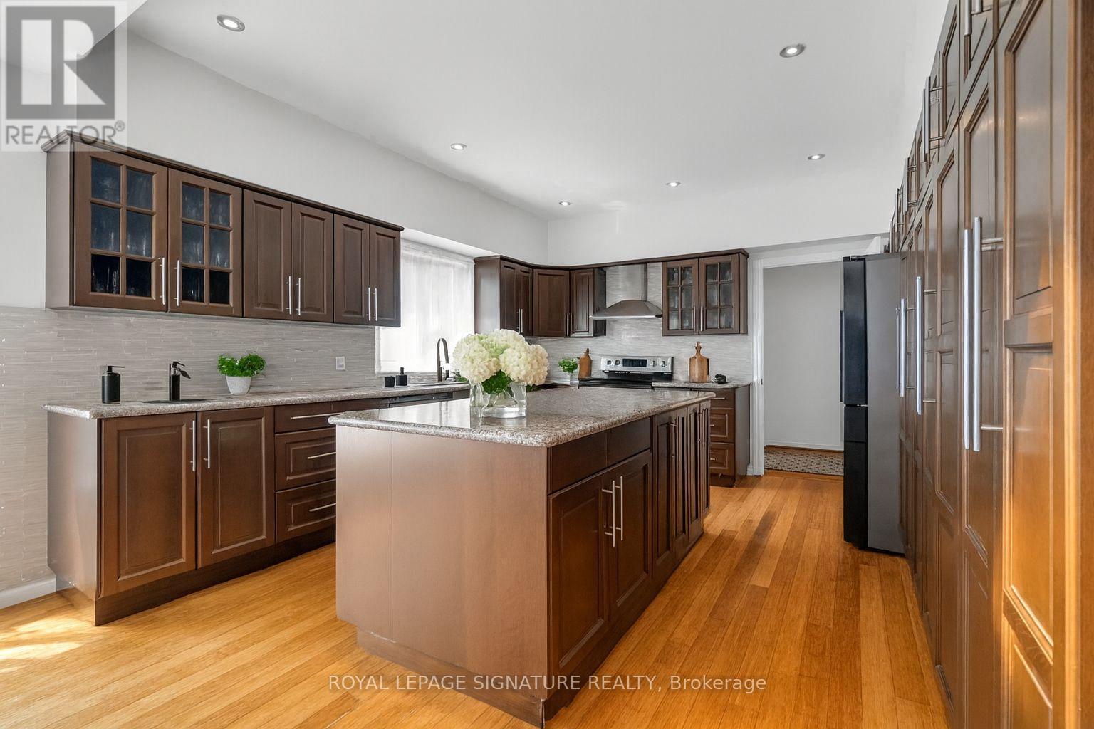 Photo 3 of 34 Barclay Court, Markham ON