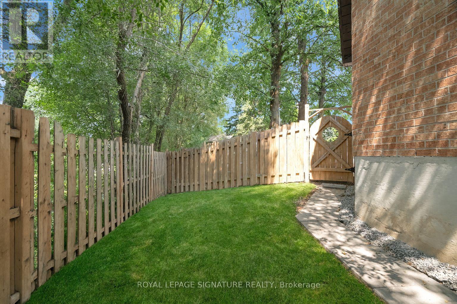 Photo 35 of 34 Barclay Court, Markham ON