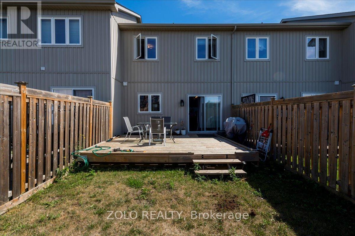 Photo 17 of 92 Pearcey Crescent, Barrie ON