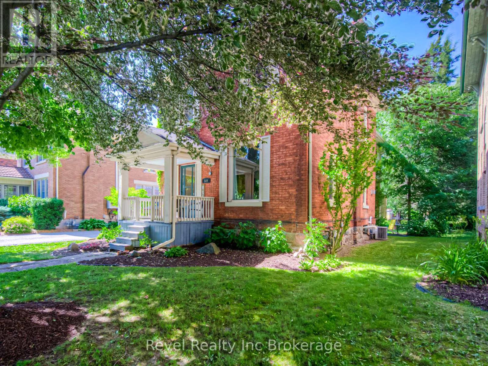 Photo 2 of 509 Canterbury Street, Woodstock ON