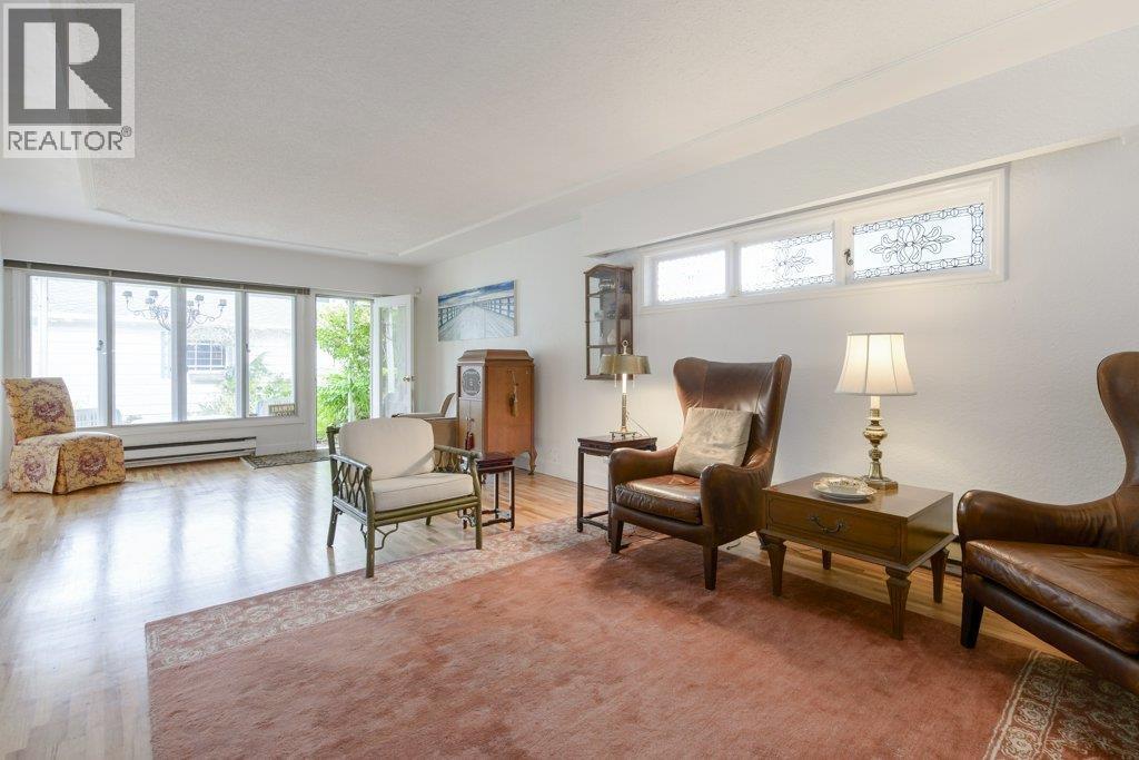 Photo 4 of 125 E 48th Avenue, Vancouver BC