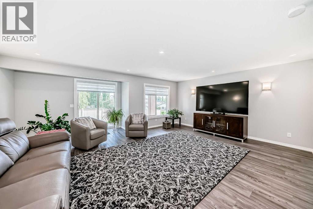 Single Family House for Sale in  Royal Crest View NW Royal Oak Calgary 