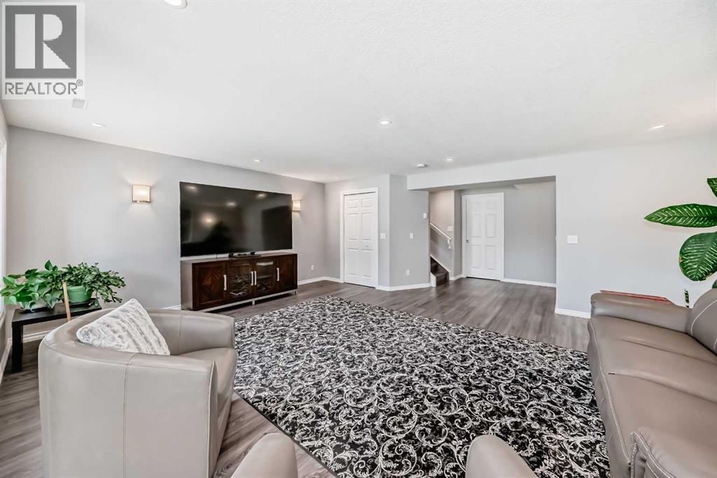 Single Family House for Sale in  Royal Crest View NW Royal Oak Calgary 