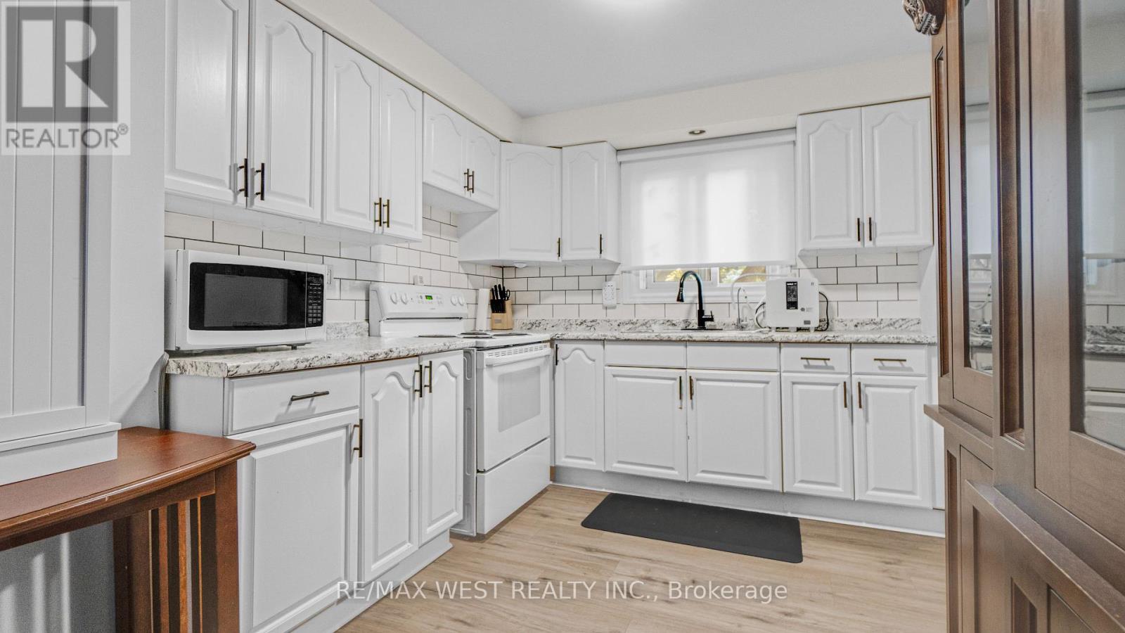 Photo 3 of 18 165 Green Valley Drive, Kitchener ON