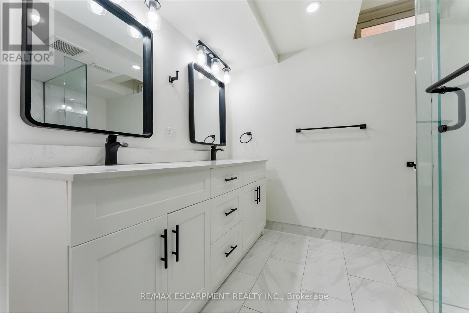 Photo 33 of 4 Mckibbon Avenue, Hamilton ON