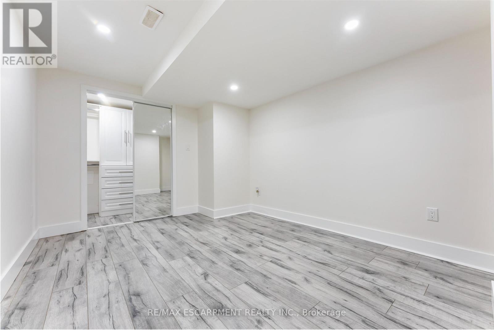 Photo 34 of 4 Mckibbon Avenue, Hamilton ON