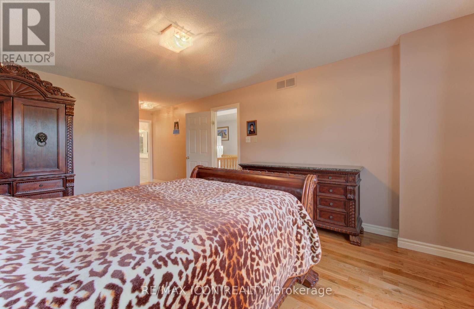 Photo 11 of 531 Sandbrooke Court, Waterloo ON