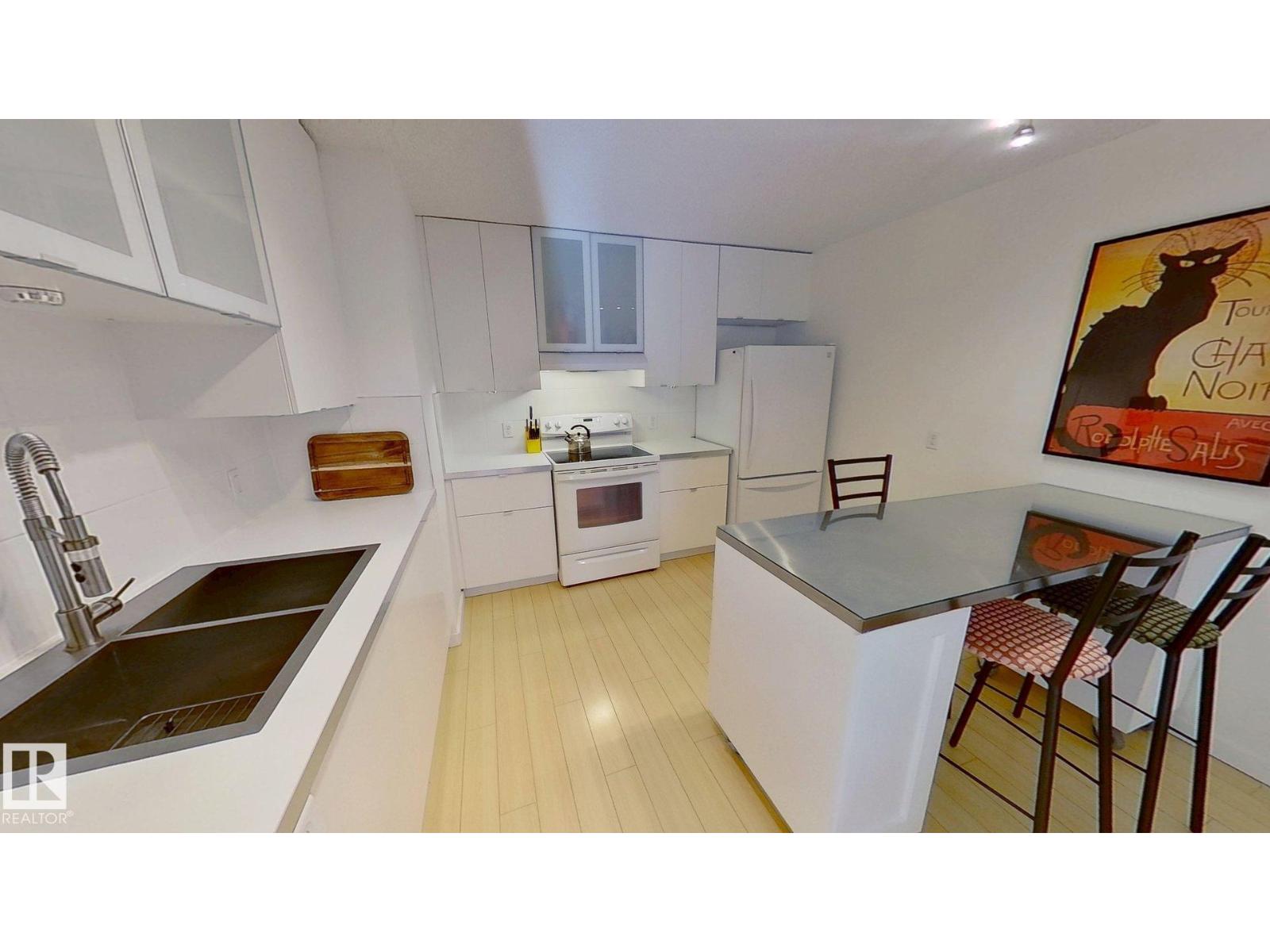 Photo 13 of 104 10175 114 St Nw, Edmonton AB
