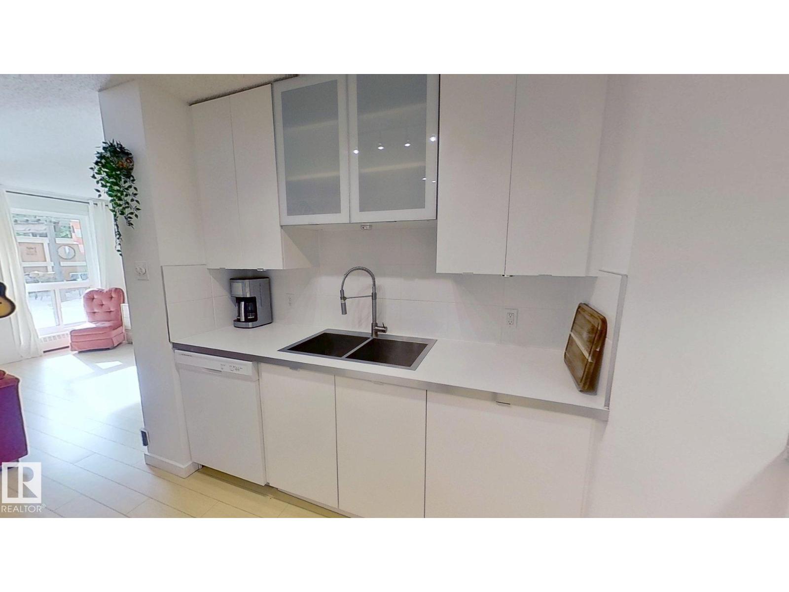 Photo 3 of 104 10175 114 St Nw, Edmonton AB