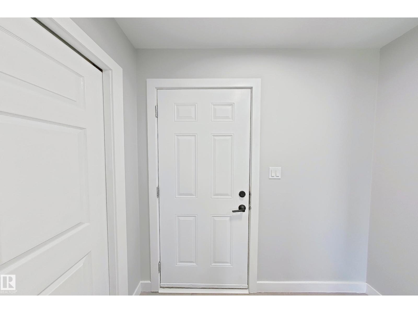Photo 18 of 3240 26 St Nw, Edmonton AB