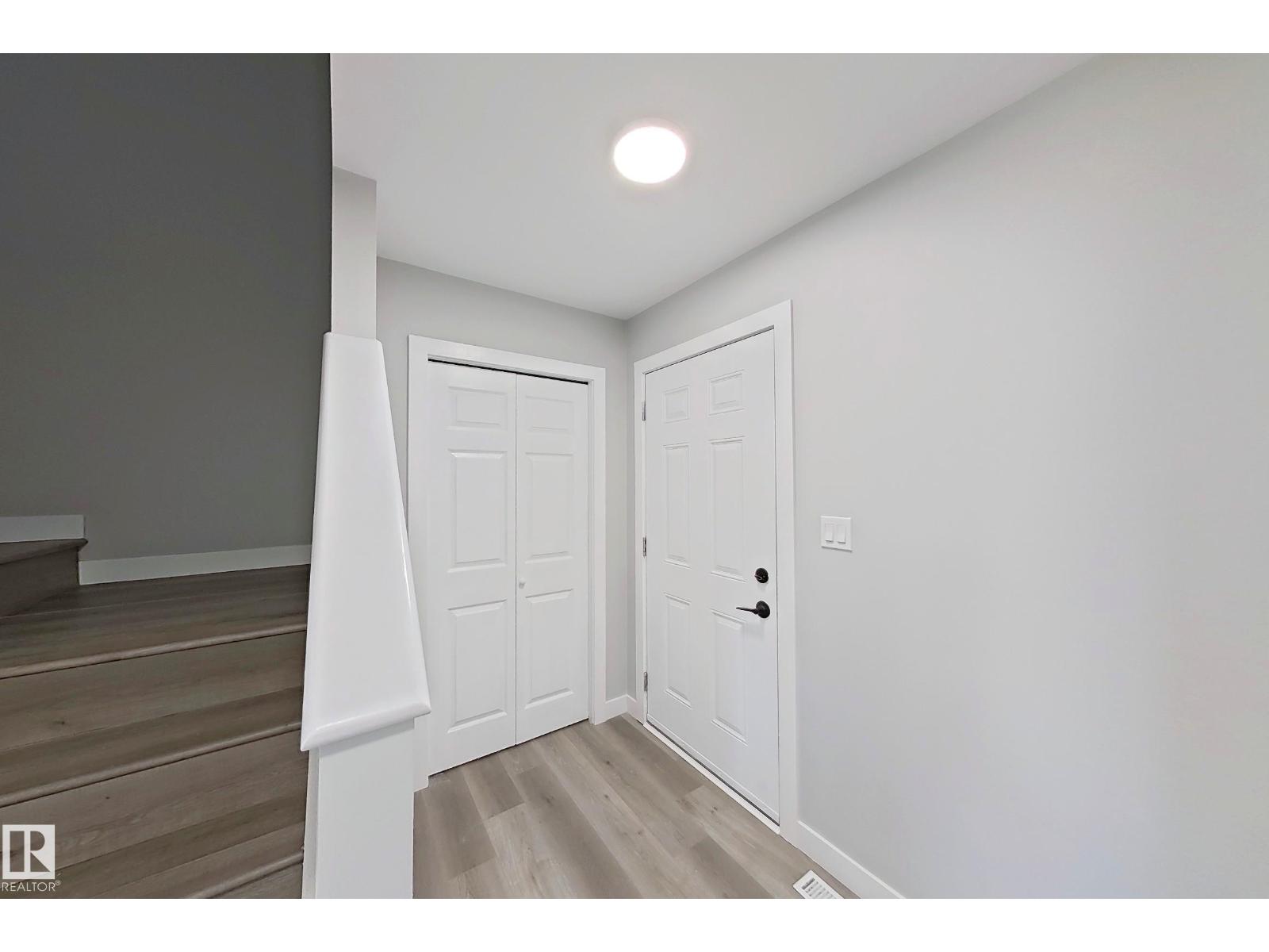 Photo 20 of 3240 26 St Nw, Edmonton AB