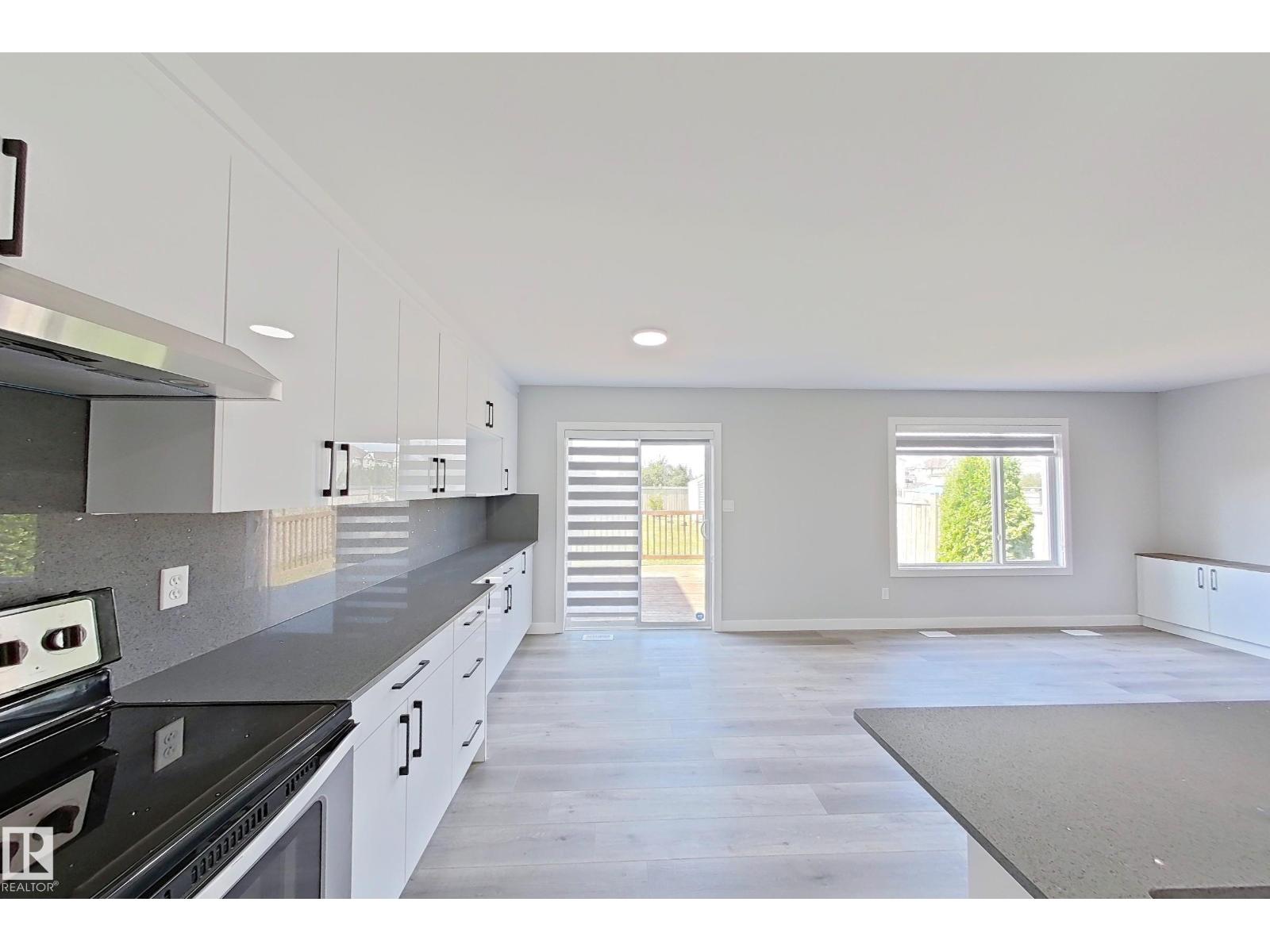 Photo 23 of 3240 26 St Nw, Edmonton AB