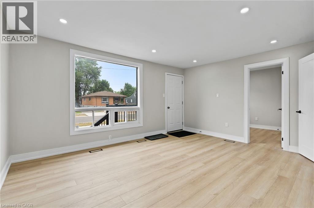 Photo 12 of 321 Dieppe Street, Welland ON