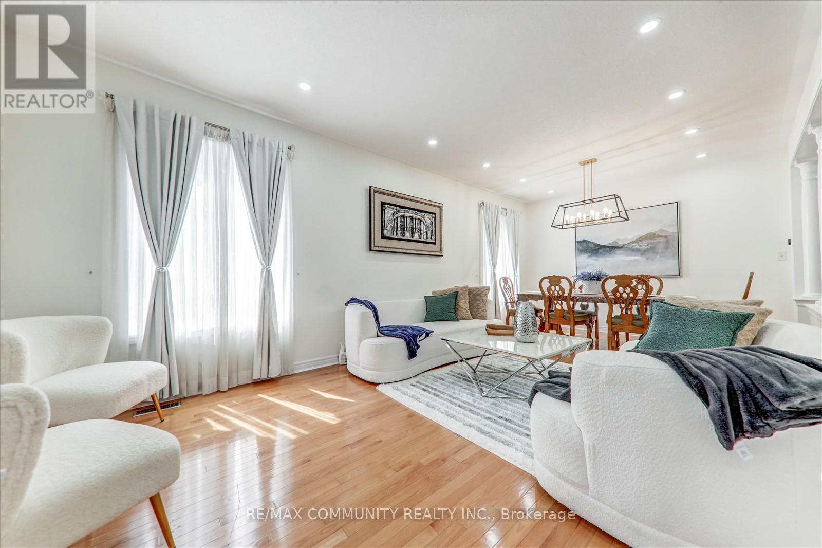 Photo 4 of 138 West Lawn Crescent, Whitchurchstouffville ON
