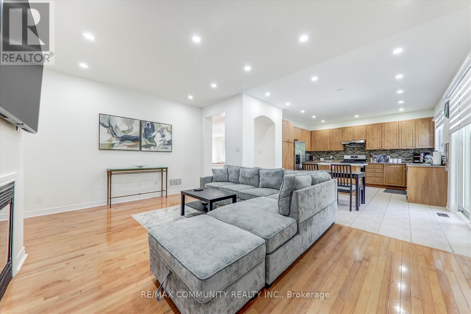 Photo 9 of 138 West Lawn Crescent, Whitchurchstouffville ON