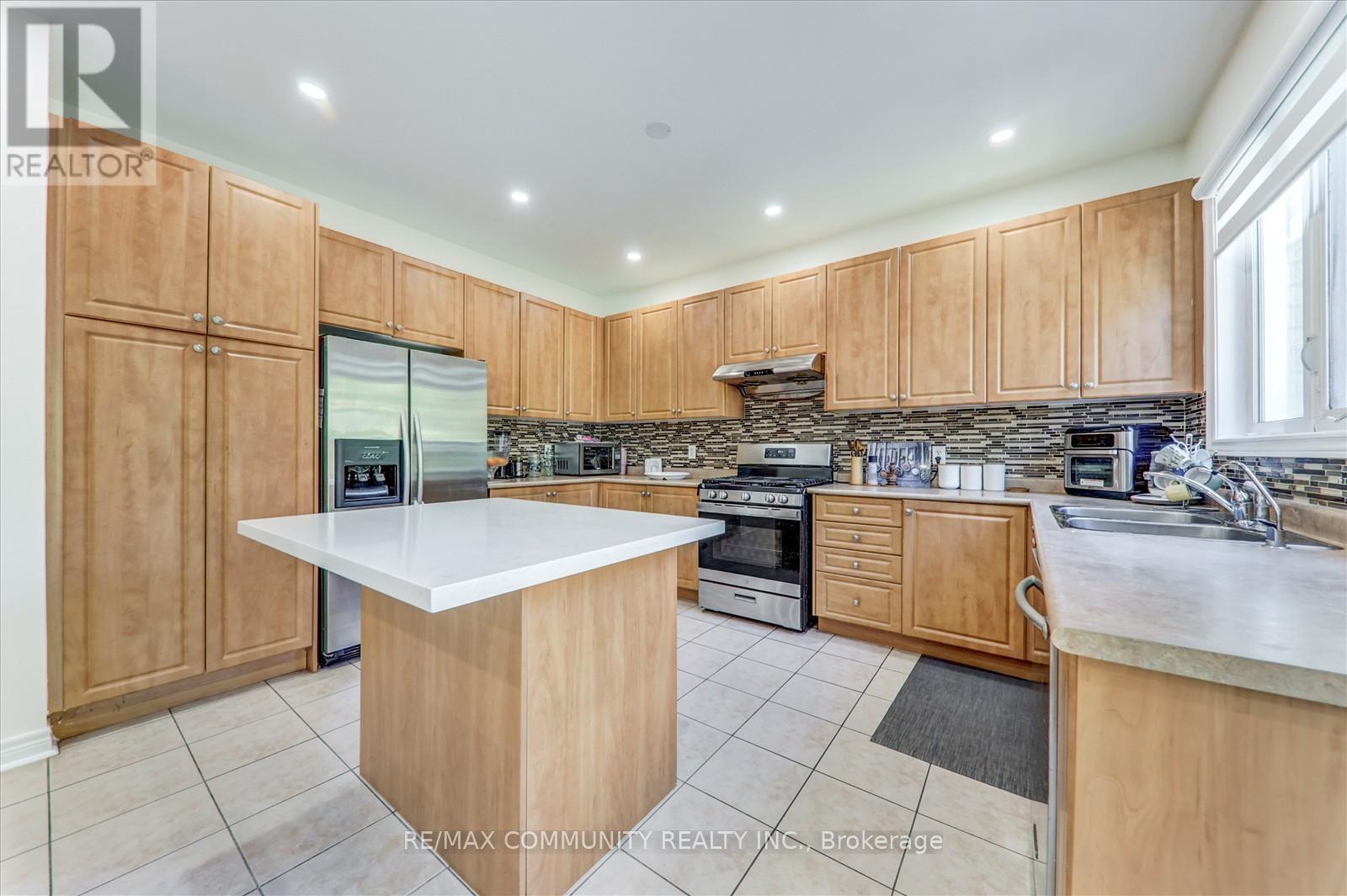 Photo 1 of 138 West Lawn Crescent, Whitchurchstouffville ON