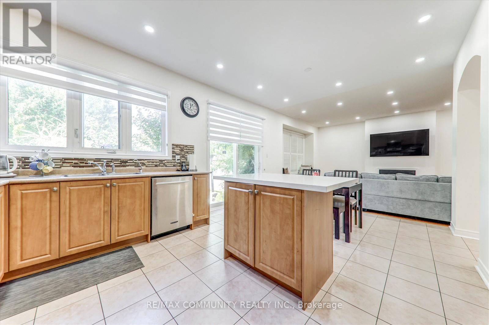 Photo 42 of 138 West Lawn Crescent, Whitchurchstouffville ON