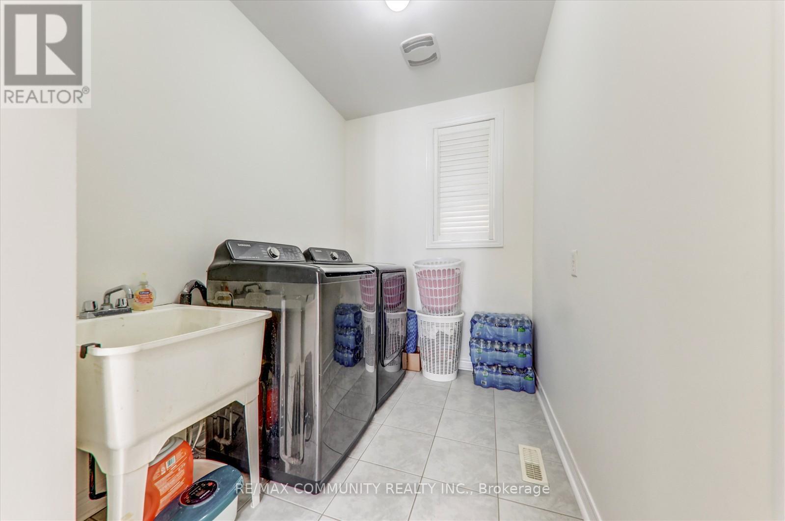 Photo 13 of 138 West Lawn Crescent, Whitchurchstouffville ON