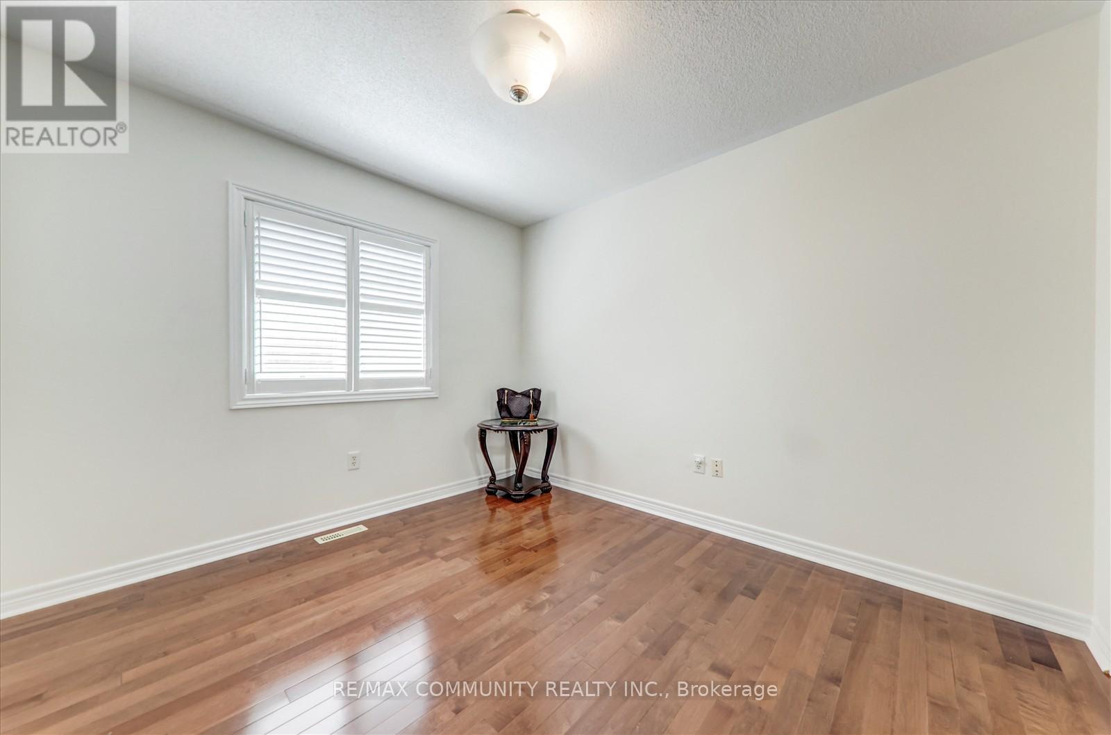 Photo 11 of 138 West Lawn Crescent, Whitchurchstouffville ON
