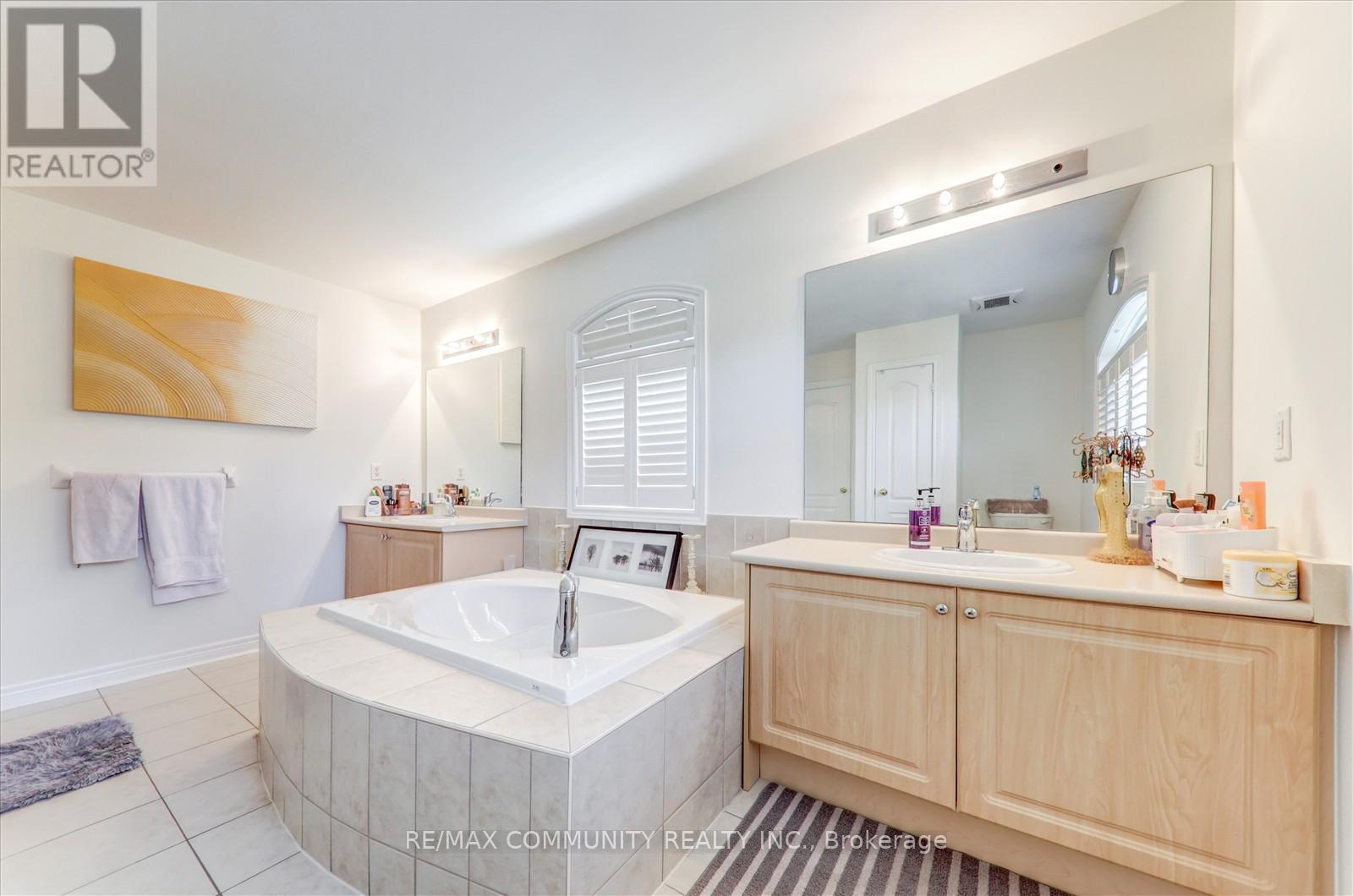 Photo 2 of 138 West Lawn Crescent, Whitchurchstouffville ON