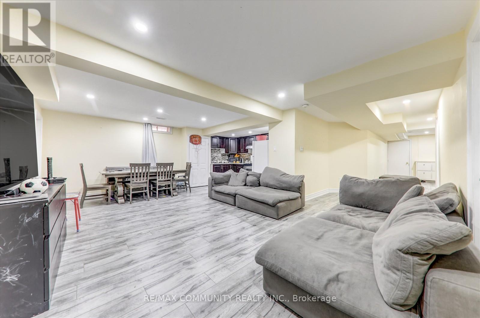 Photo 25 of 138 West Lawn Crescent, Whitchurchstouffville ON