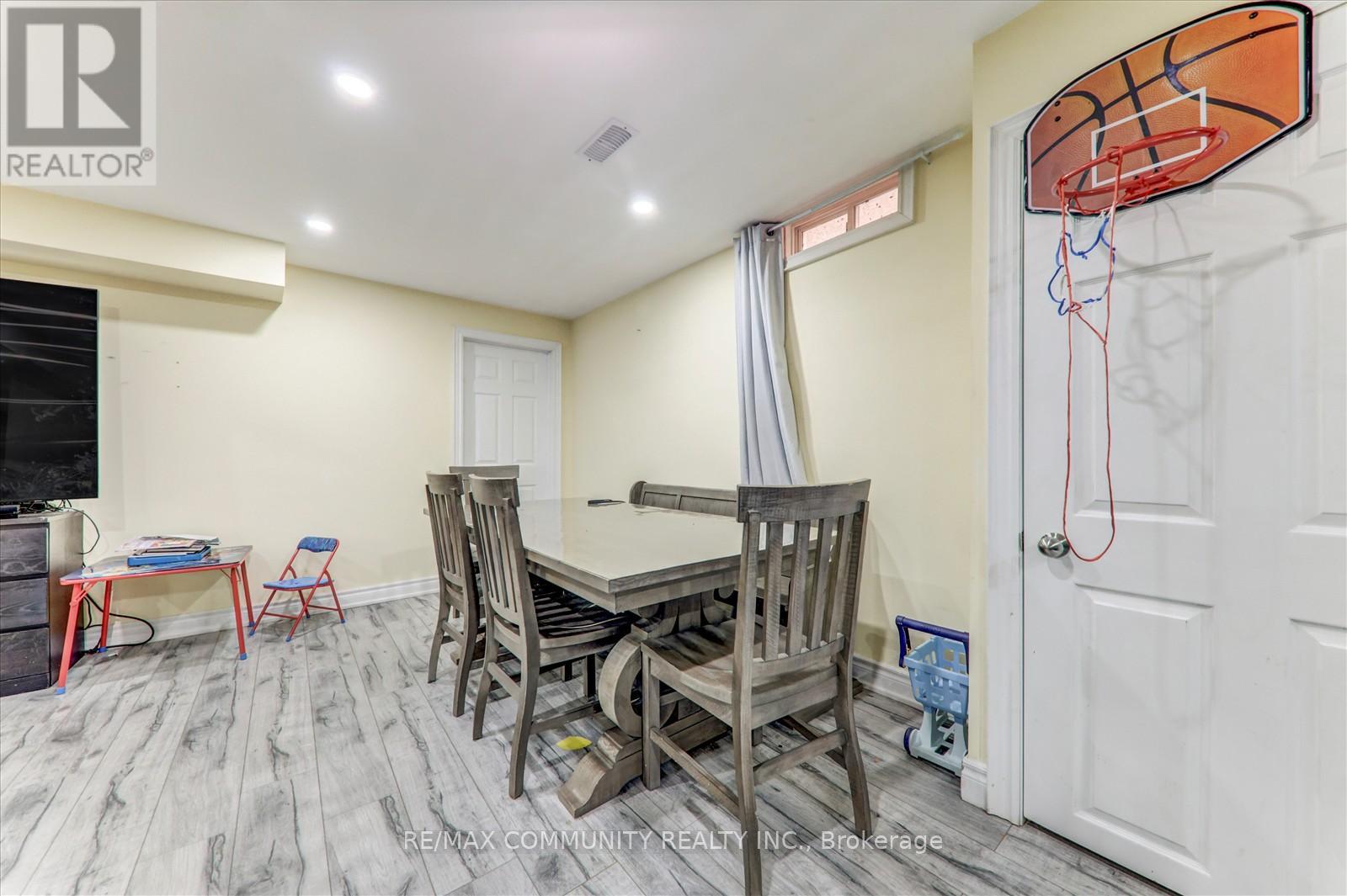 Photo 8 of 138 West Lawn Crescent, Whitchurchstouffville ON