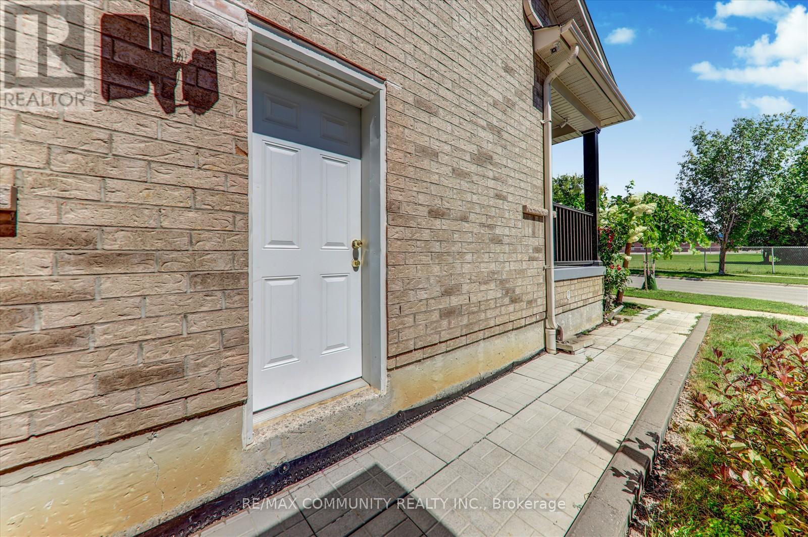 Photo 7 of 138 West Lawn Crescent, Whitchurchstouffville ON