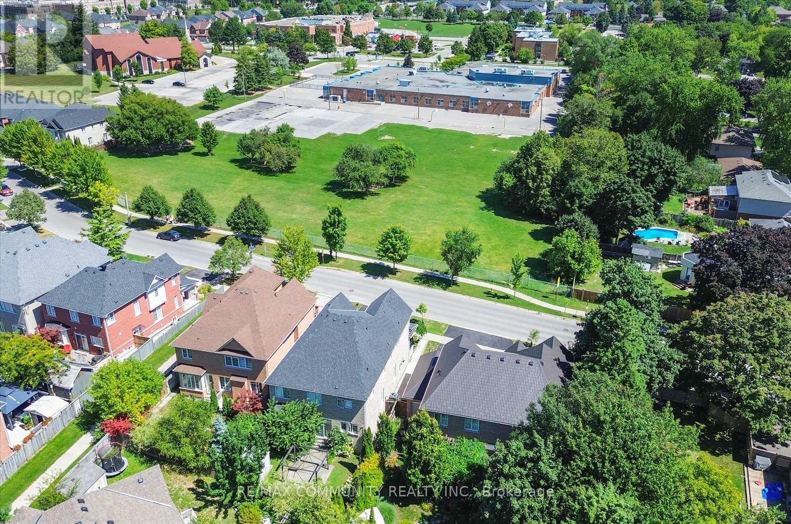 Photo 43 of 138 West Lawn Crescent, Whitchurchstouffville ON