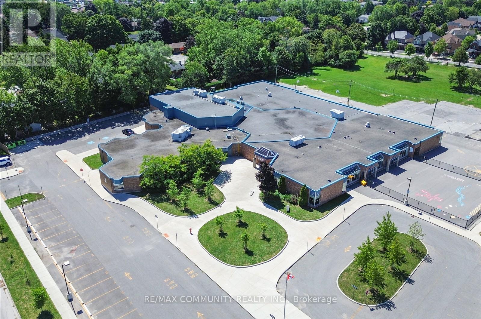 Photo 14 of 138 West Lawn Crescent, Whitchurchstouffville ON