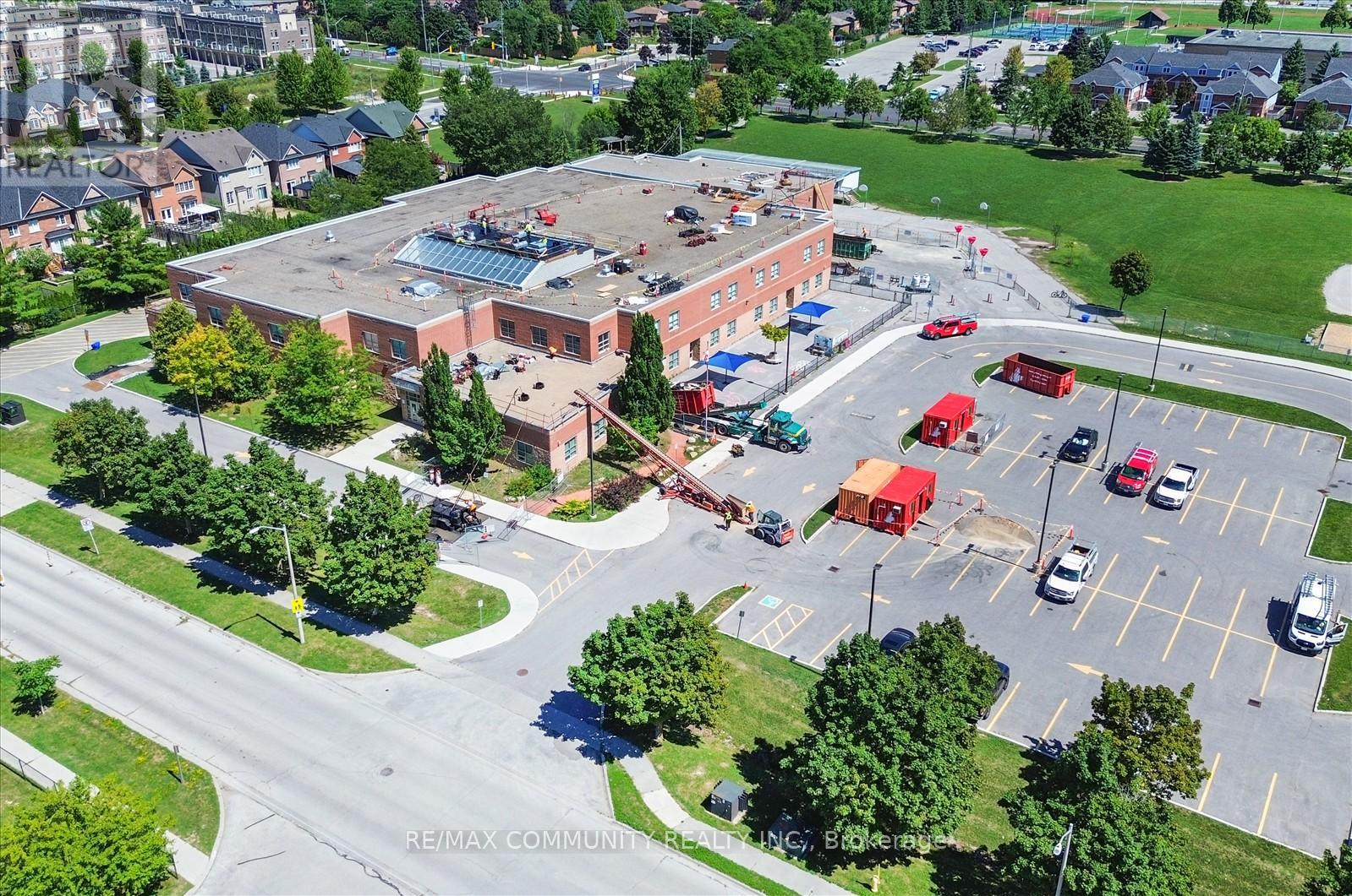 Photo 10 of 138 West Lawn Crescent, Whitchurchstouffville ON
