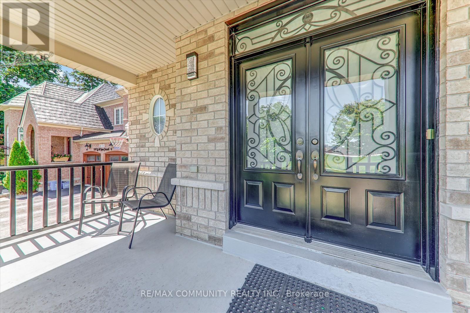 Photo 3 of 138 West Lawn Crescent, Whitchurchstouffville ON